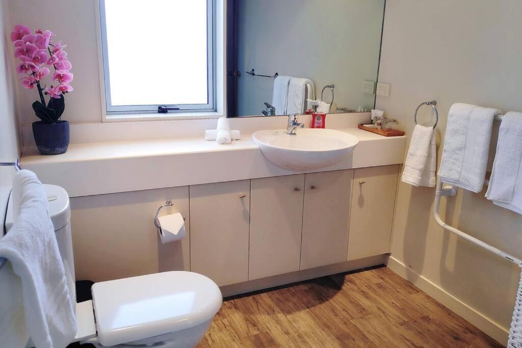 Lovely Apartment- Amazing Lake & Mountain Views Queenstown Eksteriør billede